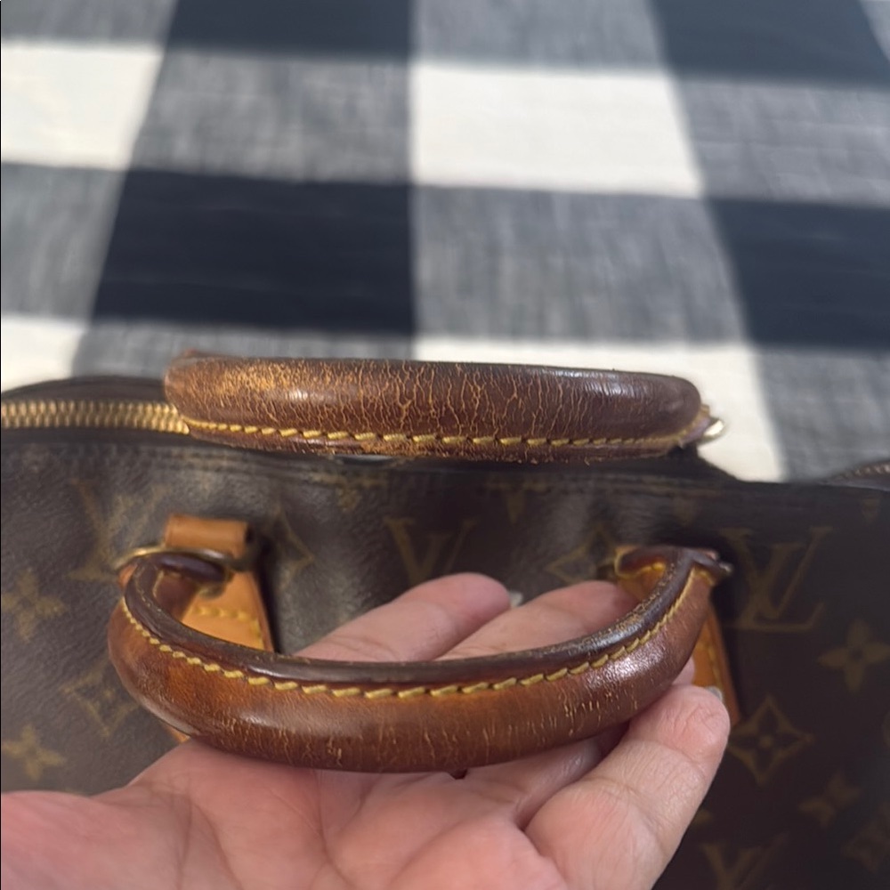 Louis Vuitton Alma Monogram Canvas Handbag - Picture 2 of 14